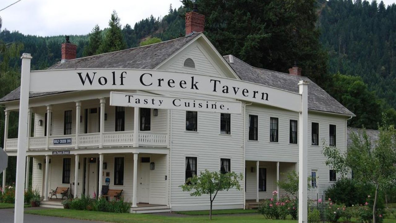 The Story Behind This Haunted Hotel in Oregon is Terrifying