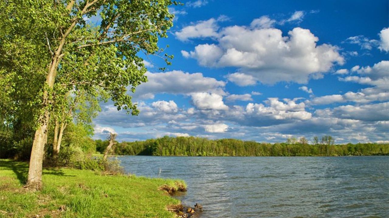 Two of the Most Unusual Lakes in America are in Ohio